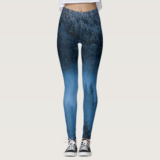 Magische mist over sneeuwsparrenbos leggings (Voorkant)