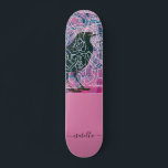 Magische monogram Raven Runestone Skateboard<br><div class="desc">Magische raven ingebed in een oude runestone. Runestones dateren uit de vierde eeuw. Voeg uw eenvoudig monogram van de manuscripthandtekening toe. Duw bleke rode vioolkleurige en zwarte tinten met witte runische symbolen. Voor degenen die van alles magisch en fantasie houden.</div>