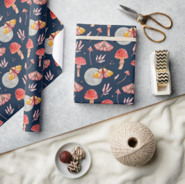 Magische mot en paddenstoelpatroon. Woodland nacht Cadeaupapier