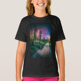 Magische nachtelijke hemel in een park met kleurri t-shirt