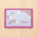 Magische regenboog Unicorn Paarse gepersonaliseerd Drievoud Portemonnee<br><div class="desc">Een schattige eenhoorn mapje met sterren en een regenboog op een lichte paarse achtergrond. Geef haar naam een persoonlijk tintje om een leuk cadeau te doen voor een klein meisje.</div>