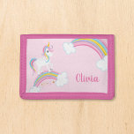 Magische regenboog Unicorn roze gepersonaliseerde  Drievoud Portemonnee<br><div class="desc">Een schattige eenhoorn mapje met sterren en een regenboog op een lichtroze achtergrond. Geef haar naam een persoonlijk tintje om een leuk cadeau te doen voor een klein meisje.</div>