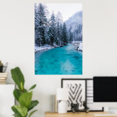 Magische rivier in betoverd winterbos poster (Thuiskantoor)