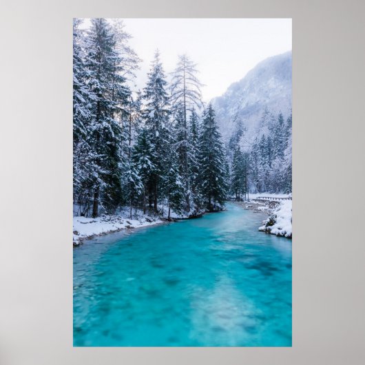 Magische rivier in betoverd winterbos poster (Voorkant)