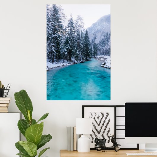 Magische rivier in betoverend winterbos poster (Thuiskantoor)