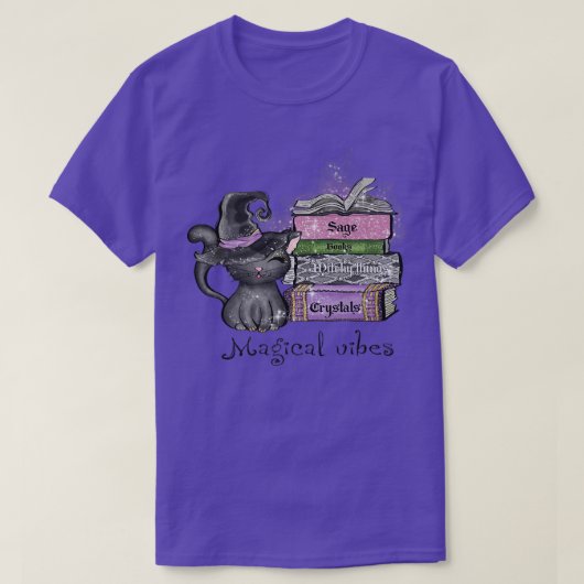 Magische Vibes Black Cat in heks Pet Magische Boek T-shirt (Design voorkant)