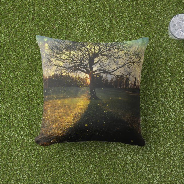 Magische vuurvliegjes droomachtig landschap buitenkussen (Gras)