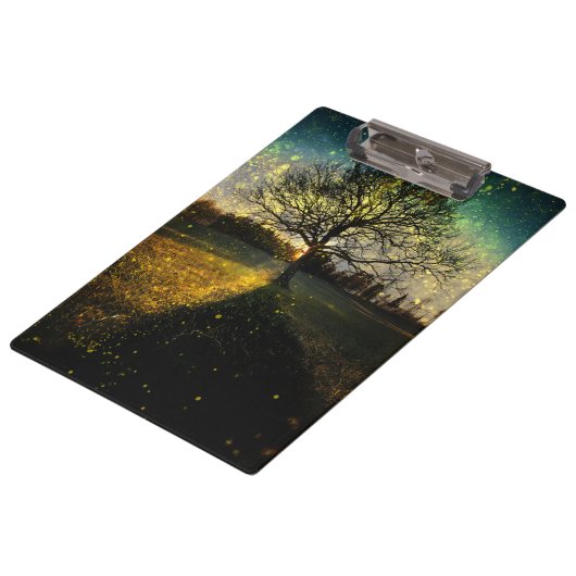 Magische vuurvliegjes droomachtig landschap klembord (Gekanteld)