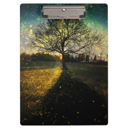 Magische vuurvliegjes droomachtig landschap klembord