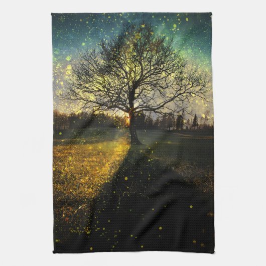 Magische vuurvliegjes droomachtig landschap theedoek (Verticaal)