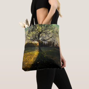 Magische vuurvliegjes droomachtig landschap tote bag