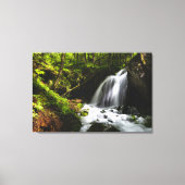 Magische waterval in betoverend groen bos canvas afdruk (Voorkant)
