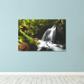 Magische waterval in betoverend groen bos canvas afdruk (Insitu (Houten vloer))