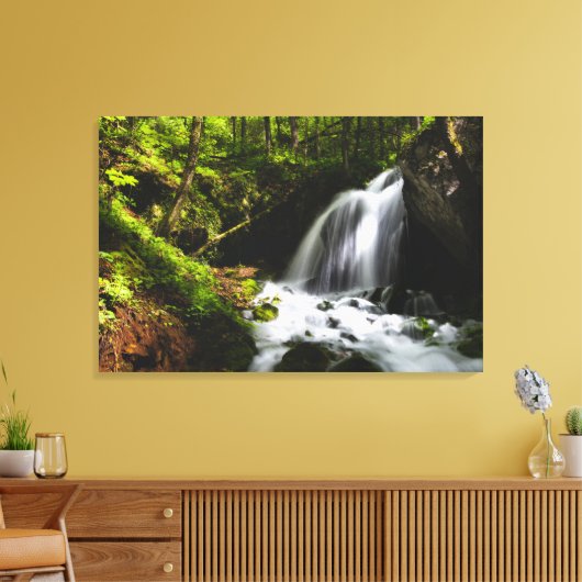 Magische waterval in betoverend groen bos canvas afdruk (Insitu (Woonkamer))