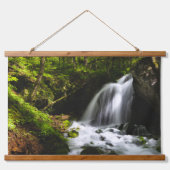 Magische waterval in betoverend groen bos hangend wandkleed (Voorkant)