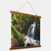 Magische waterval in betoverend groen bos hangend wandkleed (Gebogen)