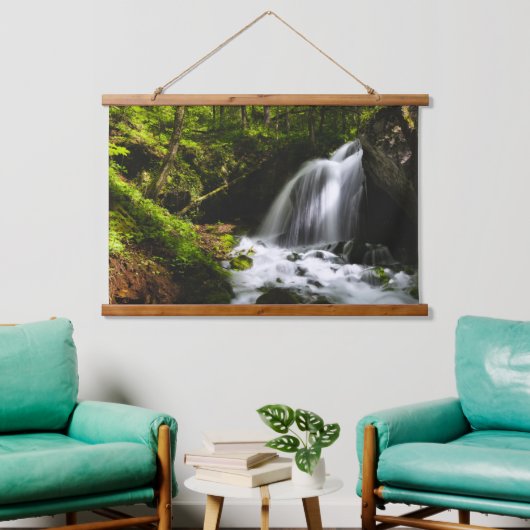 Magische waterval in betoverend groen bos hangend wandkleed (Woonkamer)