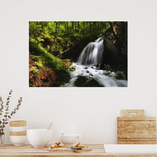 Magische waterval in betoverend groen bos poster (Keuken)