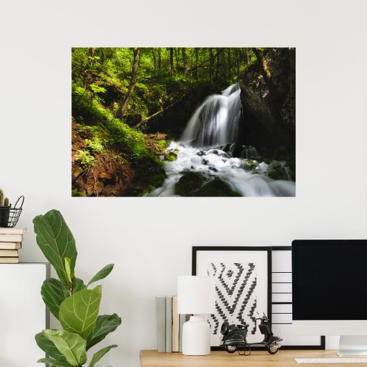 Magische waterval in betoverend groen bos poster (Thuiskantoor)