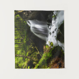 Magische waterval in betoverend groen bos wandkleed