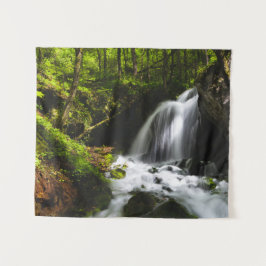 Magische waterval in betoverend groen bos wandkleed