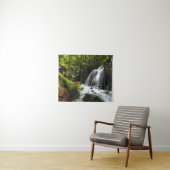 Magische waterval in betoverend groen bos wandkleed (In Situ (horizontaal))