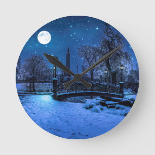 Magische winternacht met sterrenhemel en volle maa ronde klok