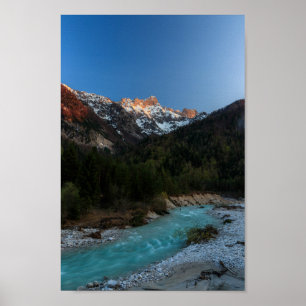 Magische zonsondergang over de bergen en de rivier poster