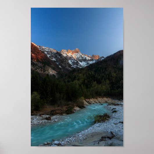 Magische zonsondergang over de bergen en de rivier poster (Voorkant)