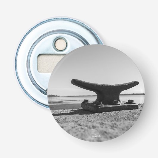 magneet flesopener met maritiem thema, zwart en wi button flesopener (Voorkant)