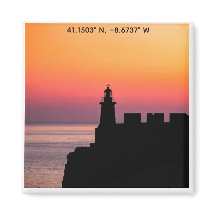 Magneet met coördinaten van vuurtoren bij Portuges