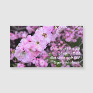Magneet met roze lente bloemen foto vergeef quote