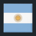 Magneet met vlag van Argentinië<br><div class="desc">Toon je Argentijnse trots met deze magnetische charme met de vlag van Argentinië! Deze magneet, die met precisie en zorg is vervaardigd, is meer dan alleen een decoratief stuk; het is een viering van de Argentijnse cultuur en erfgoed. Het gedurfde ontwerp toont trots de iconische blauwe en witte strepen met...</div>