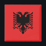Magnet met vlag van Albanië (Flamuri i Shqipërisë)<br><div class="desc">Magnet met de vlag van Albanië (Flamuri i Shqipërisë). De vlag van Albanië, het land van de adelaars. De zwarte dubbelkoppige adelaar is al eeuwenlang een symbool van de Albanese identiteit en vertegenwoordigt de veerkracht, vastberadenheid, moed en kracht van het Albanese volk. Ideaal voor trotse Albanezen of fans van de...</div>