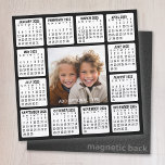 Magnetische Kalender Vierkant met Foto Automagneet<br><div class="desc">Een fotocollage met een kalender van 2025 en ruimte om tekst toe te voegen. Een geweldige manier om je favoriete foto het hele jaar door weer te geven. Een leuk item voor het nieuwe jaar om te gebruiken in de kantoor of thuis. Als u de kleuren op de achtergrond en...</div>