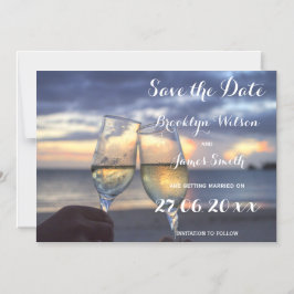 Magnetische zonsondergang op het strand huwelijk s uitnodiging