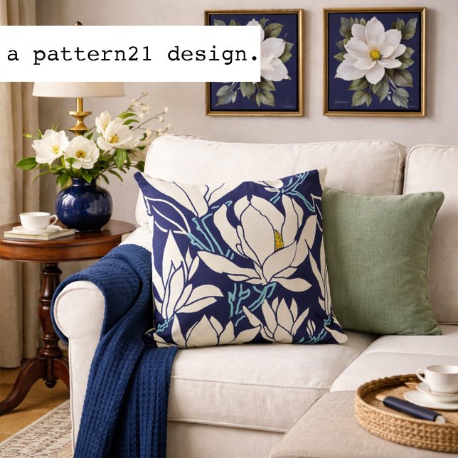 Magnolia afbeelding in indigo patroon kussen (Navy magnolia botanicals bring timeless Southern garden charm to elegant living spaces.)