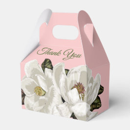 Magnolia bloeit op roze bedankdoosjes