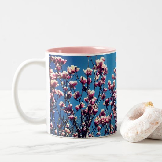 Magnolia Blossom Blue Sky Tweekleurige Koffiemok (Met donut)