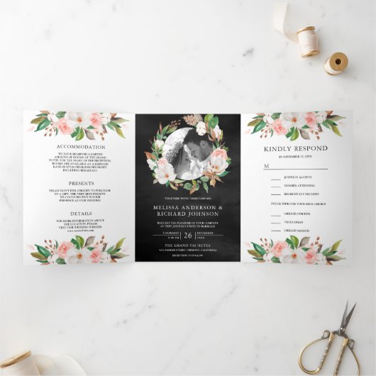 Magnolia Blush Pink Floral Wreath Black Wedding Drieluik Uitnodiging (Binnen)