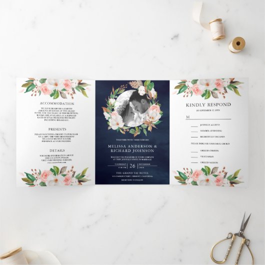 Magnolia Blush Pink Floral Wreath Navy Weddenschap Drieluik Uitnodiging (Binnen)