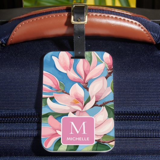 Magnolia Botanische Moderne Kunst Roze Monogram Bagagelabel (Voorkant Insitu 2)