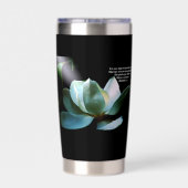 Magnolia Close-up Spotlight Matteus 5:16 Geïsoleerde Drinkbeker (Achterkant)