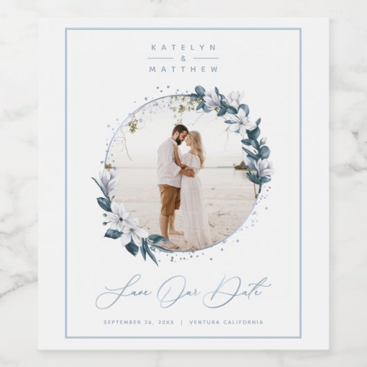 Magnolia & Dusty Blue Circle Foto De datum opslaan Wijn Etiket (Enkel label)