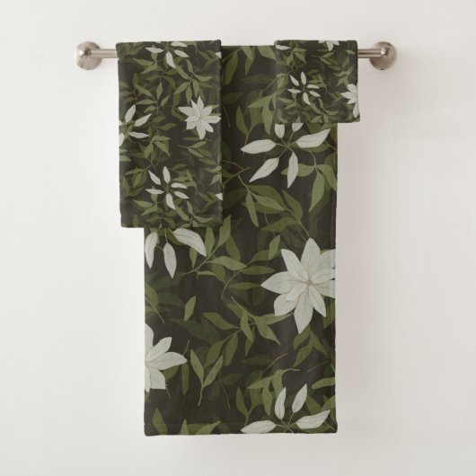 Magnolia en groen blad op zwart bad handdoek (Insitu)