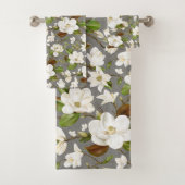 Magnolia Floral Monogram Bad Handdoek (Insitu)