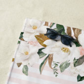 magnolia floral personalized script strand towel strandlaken (In situ)