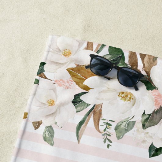 magnolia floral personalized script strand towel strandlaken (In situ)