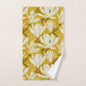 Magnolia graphic in mustard pattern bad handdoek (Handdoek)