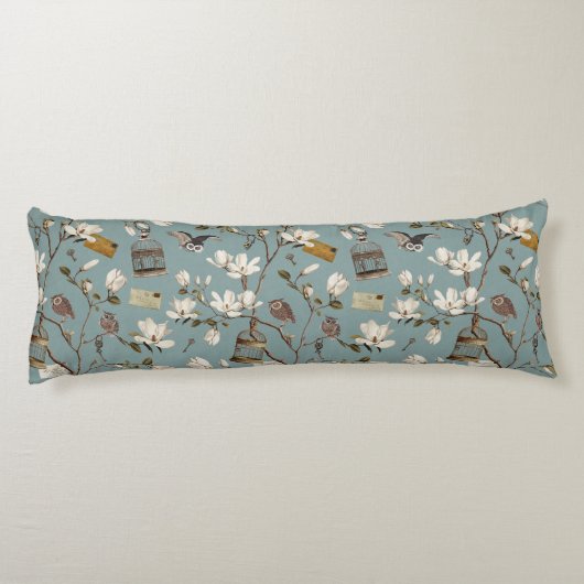 Magnolia Grove with Owls in Duck egg blue Lichaamskussen (Achterkant)